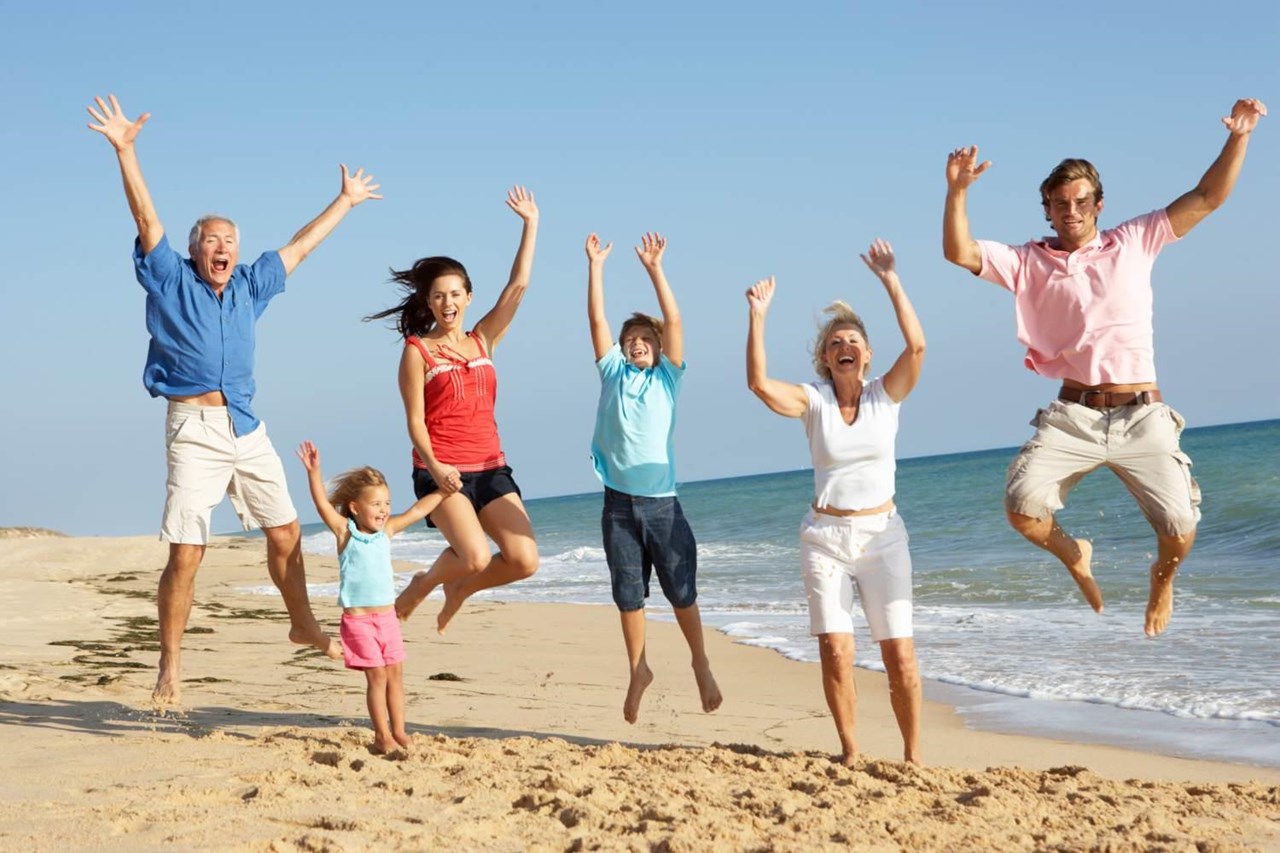 Familie mit zwei Kindern, Opa und Oma beim Hüpfspiel