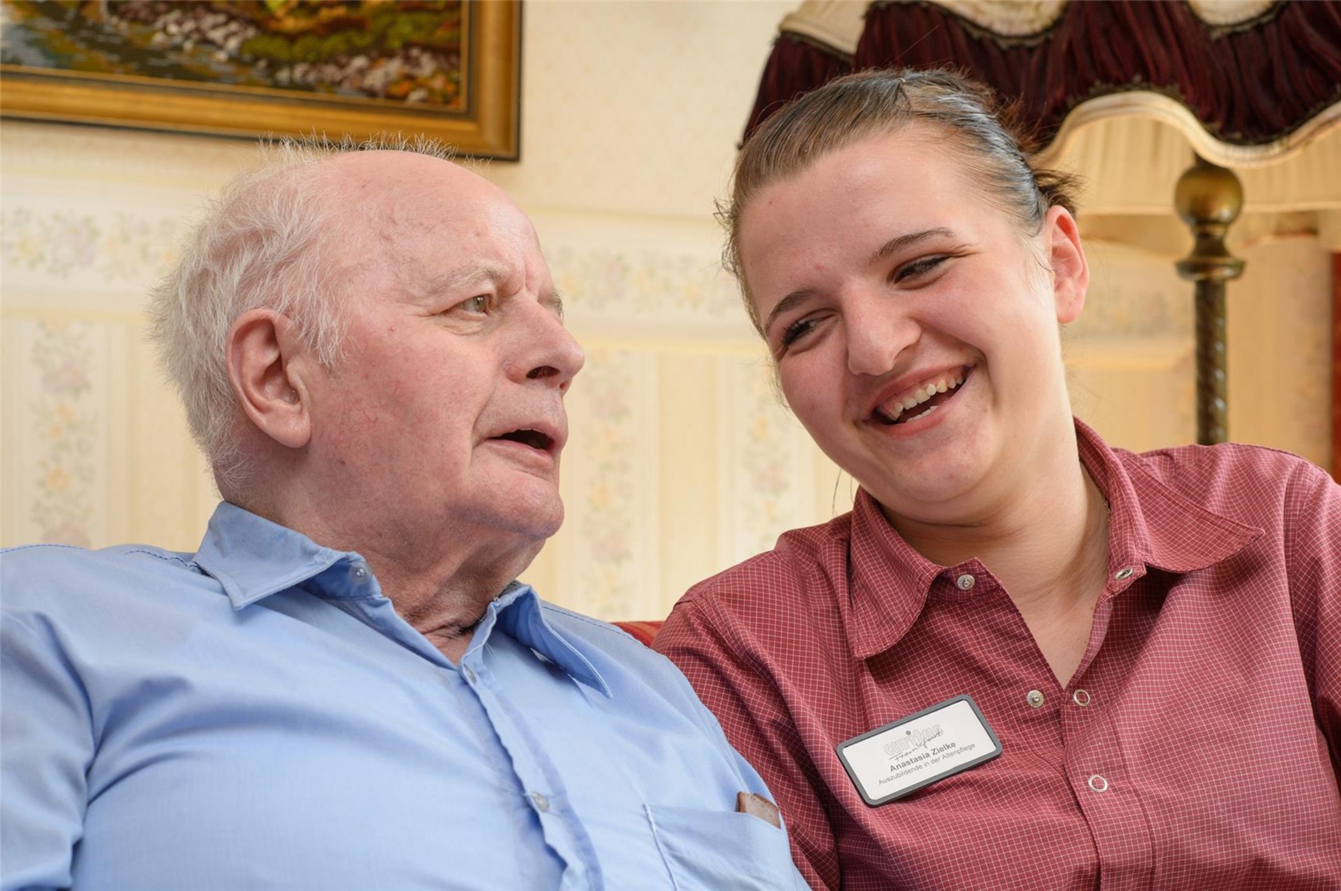 Altenzentrum Santa Teresa Senior und Betreuerin lachen
