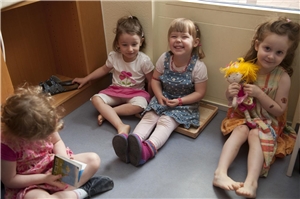 Kinder sitzen am Boden Kinder sitzen am Boden und spielen